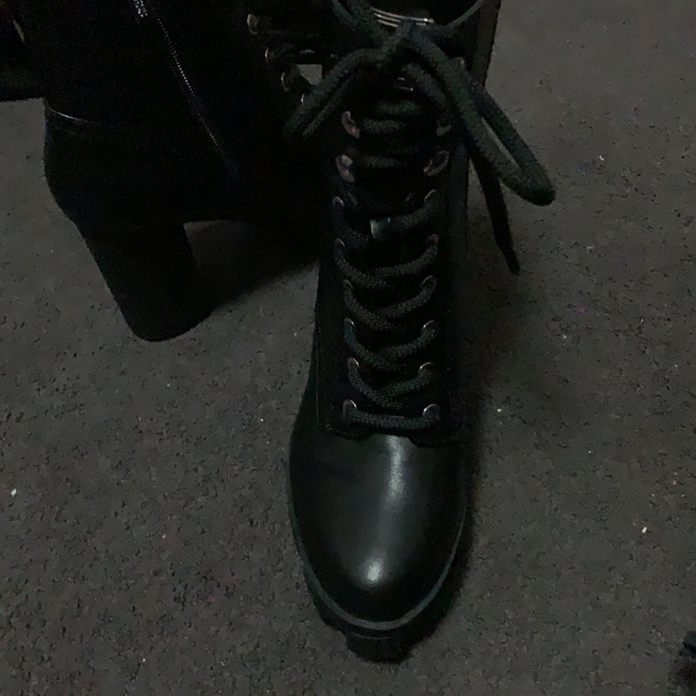 Black boots - Picture 3 of 3